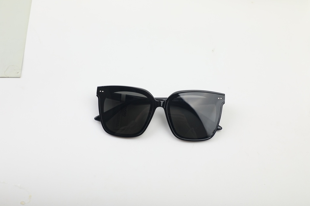 Premium square sunglasses for women - black grey