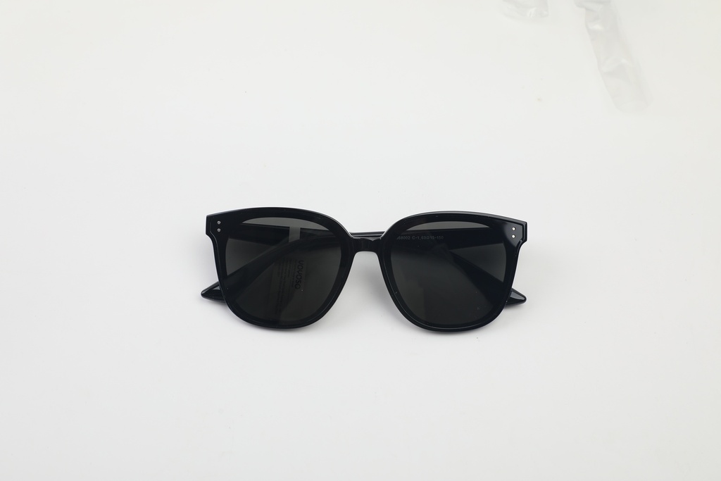 Stylish women's sunglasses - black and gray
