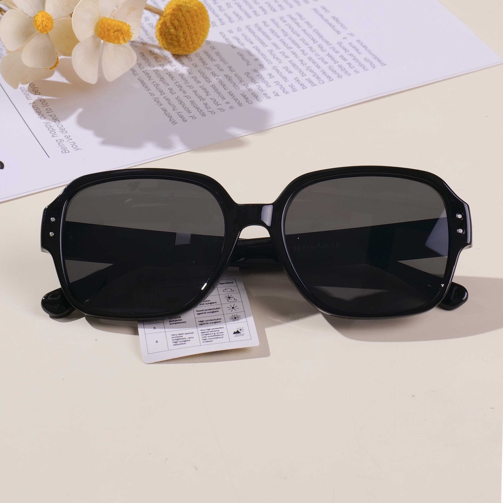 Minimalist Large-Frame Women's Sunglasses - Black